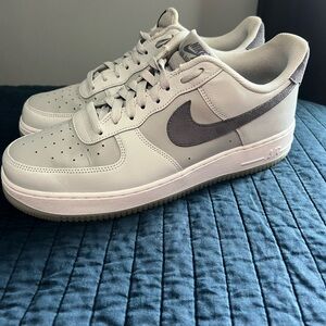 Nike Men’s air force Size 11. Great condition only worn few times.